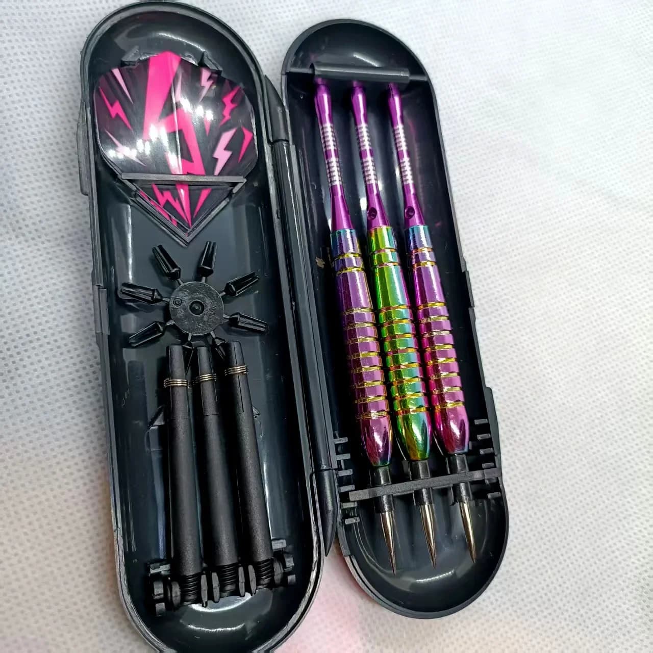 Set di freccette professionali da 24 g con punta in acciaio metallico Freccette a botte arcobaleno con protezione per albero in nylon Set di freccette + 3 voli extra per freccette