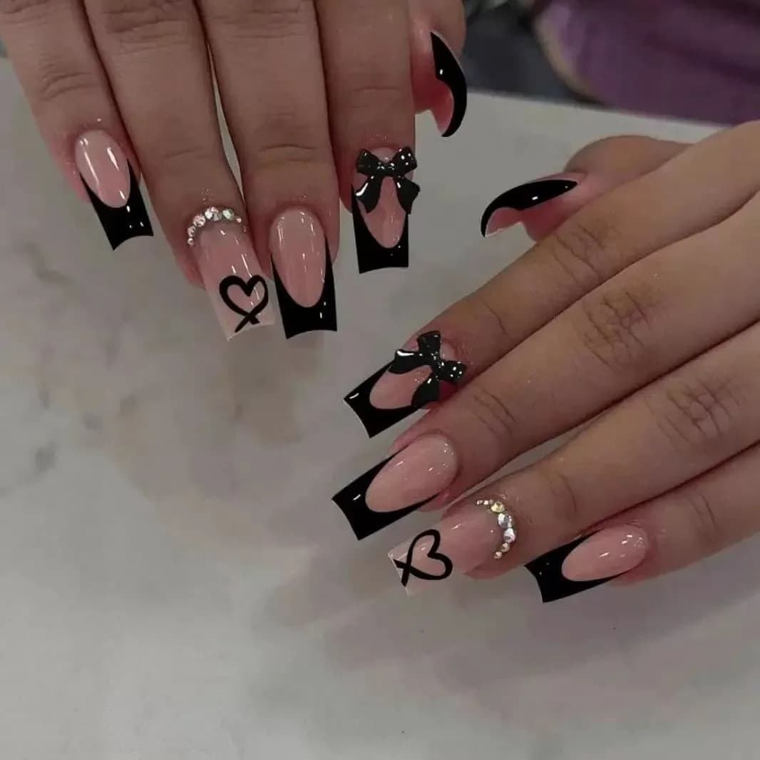 Unghie finte di tendenza per il nail art, stile ballerina con farfalle 3D e perle, bianche, lunghe e medio-lunghe, ideali per ragazze.