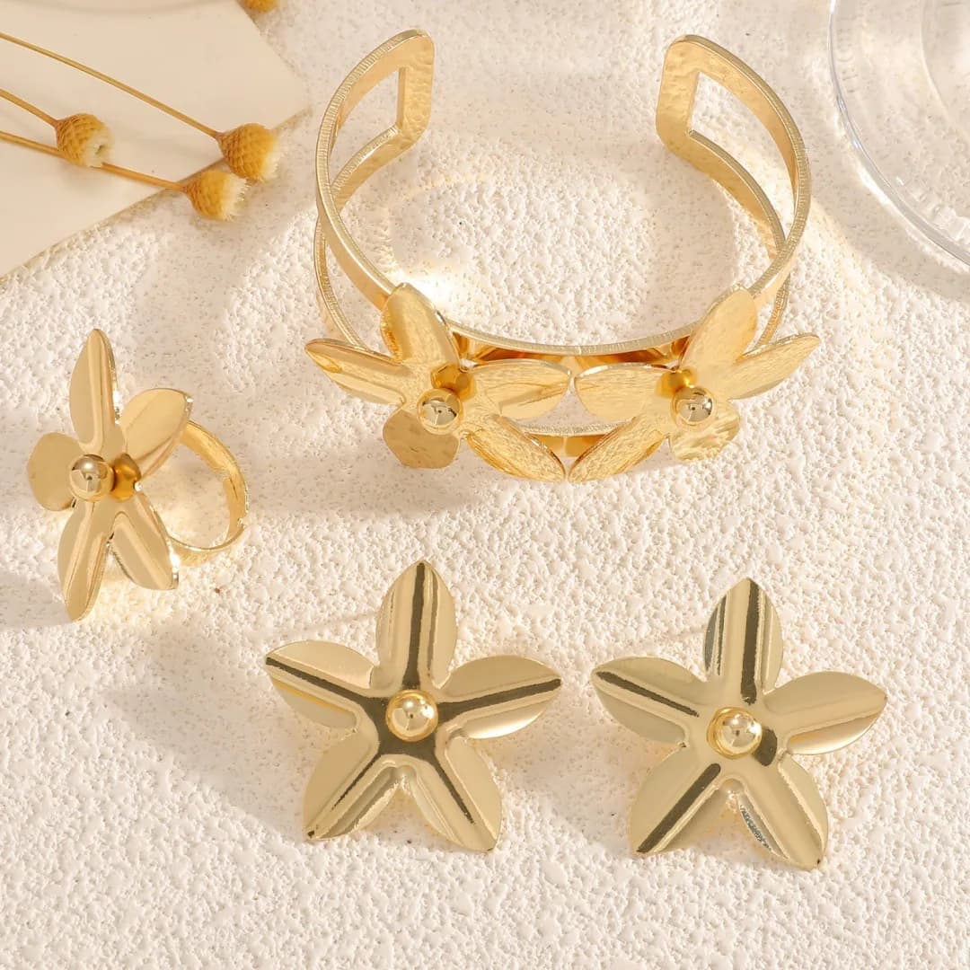 Set di anelli per orecchini con bracciale alla moda in metallo Set di gioielli di lusso leggeri con fiori di fascia alta Set di tre pezzi