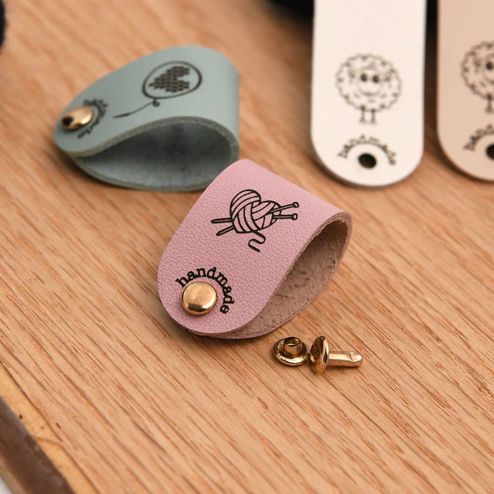 Etichette in Pelle Personalizzate Incise al Laser 20x75mm con Rivetti Gratuiti per Artigianato Fai-da-Te, Abbigliamento e Etichette Regalo Premium
