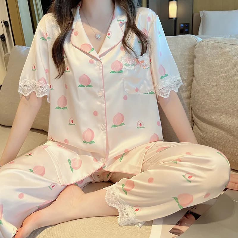 Pigiama Estivo in Pizzo per Donna: Set di Lusso con Top a Maniche Corte e Pantaloni – Fresco, Setoso e Elegante