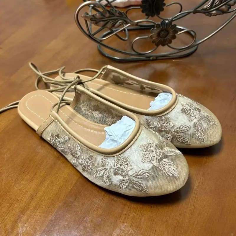Ballerine da donna in rete ricamata a fiori Bocca poco profonda Cinturino alla caviglia in stile cinese Punta tonda Scarpe da donna con cinturino alla caviglia quotidiano