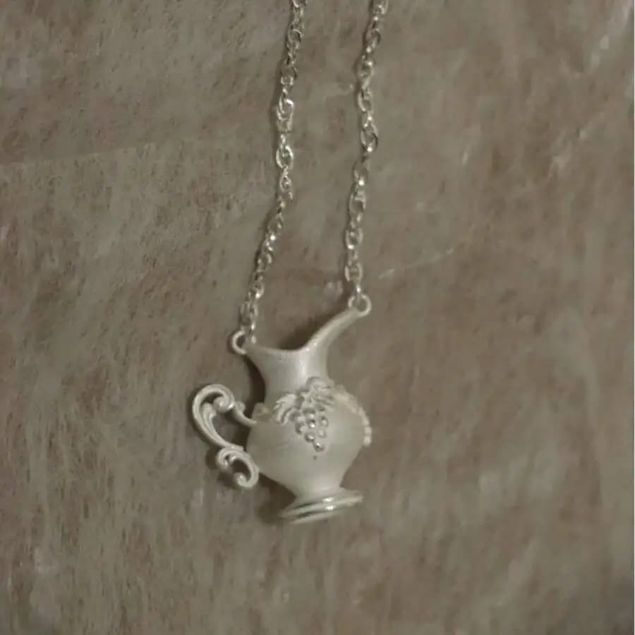 Matte White Pot Shaped Pendant Necklace With Grape Relief Chain Jewelry