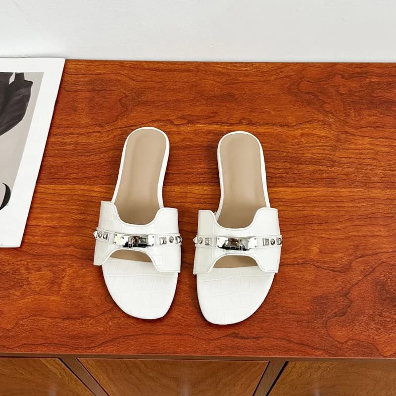 2026 Korean Summer New Fashion Metal Buckle Rivet Flat Sandals Beach Open Toe Slippers for Women Casual Outdoor Wear