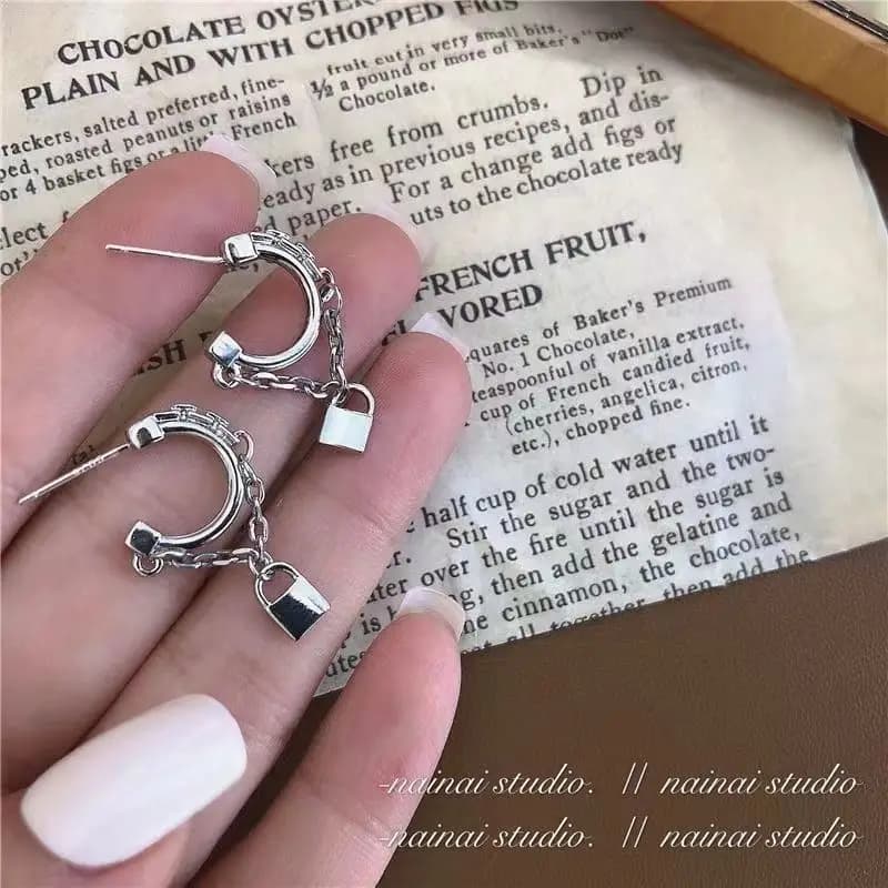 Lrysss Piccoli orecchini a bottone ~ Ins Orecchini a cerchio a catena con design di nicchia Piccoli orecchini a lucchetto per le donne Orecchini alla moda in stile coreano Alla moda