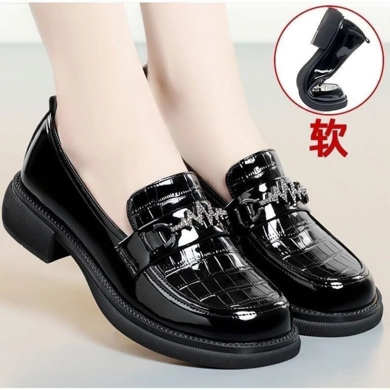 Scarpa singola in morbida pelle da donna 2024 nuova suola morbida confortevole mocassini in stile inglese in pelle verniciata funzionano piccole scarpe in pelle