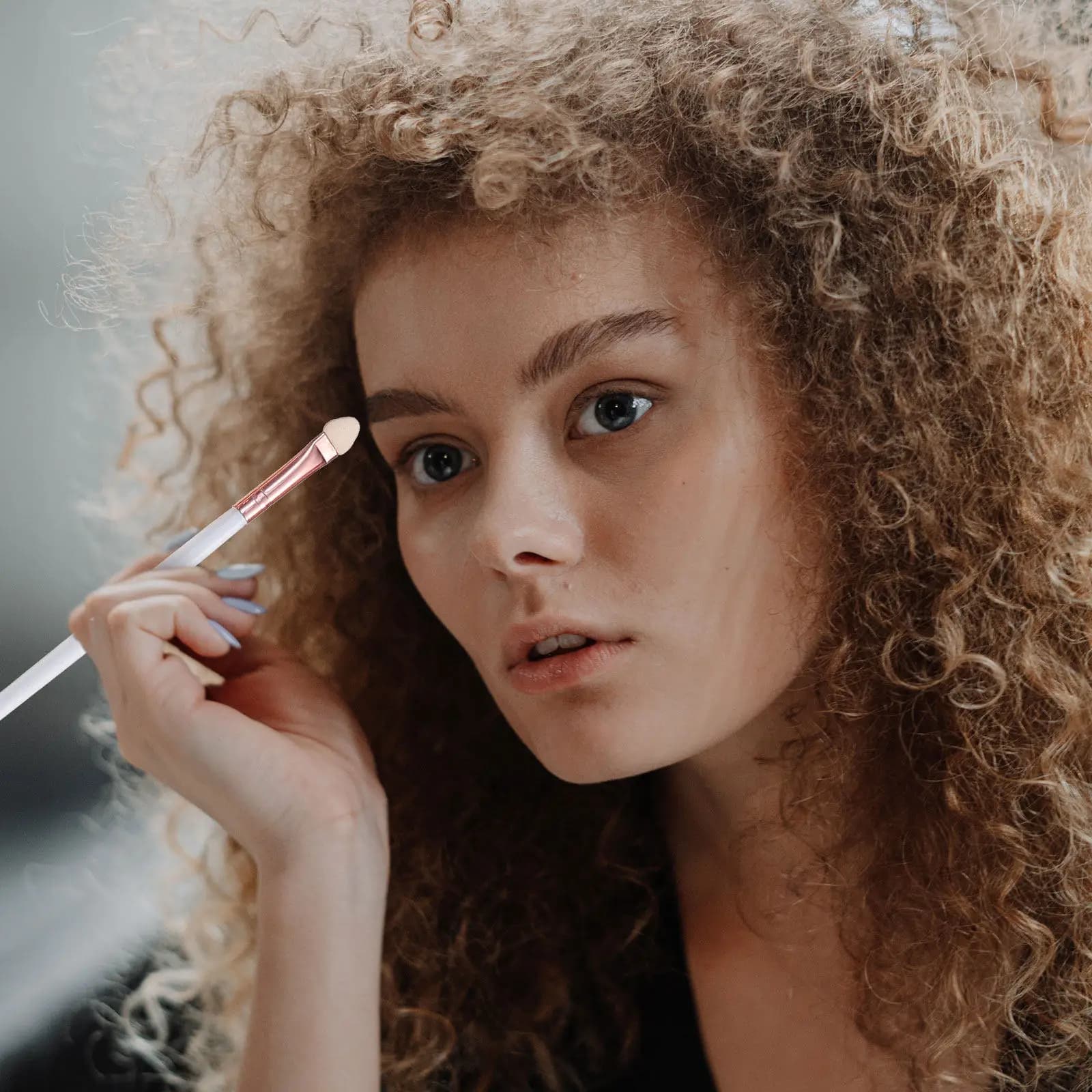 Set di 20 Pennelli Professionali per Trucco con Fibre Ultra-Morbide e Manici in Legno per Sfumature, Contouring, Illuminazione, Ombreggiatura e Sopracciglia