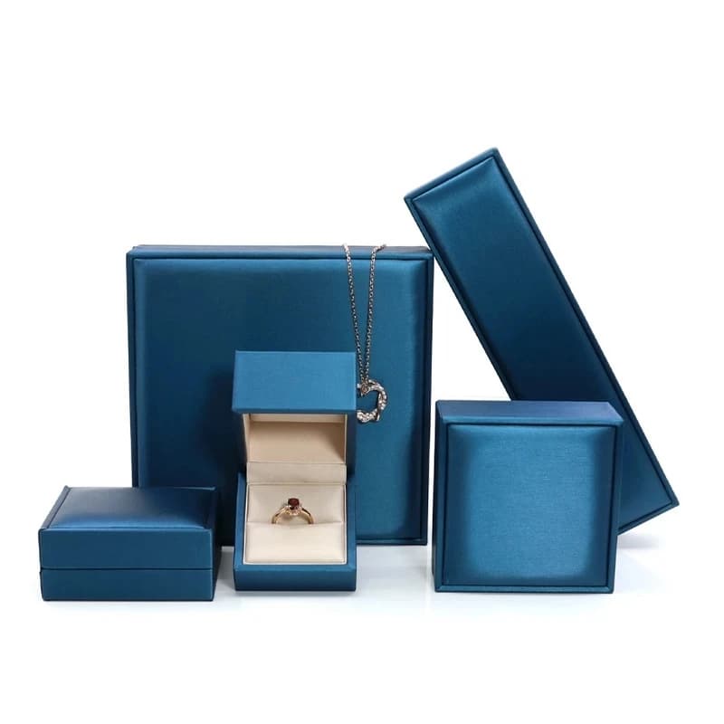 Scatola per imballaggio di gioielli in ecopelle Custodia per gioielli regalo per collane con ciondolo ad anello all'ingrosso