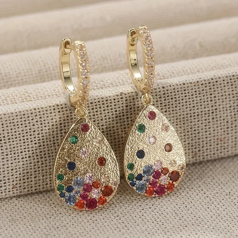Un paio di orecchini pendenti a forma di goccia d'acqua con zirconi colorati, regali di gioielli da donna raffinati e alla moda per feste quotidiane