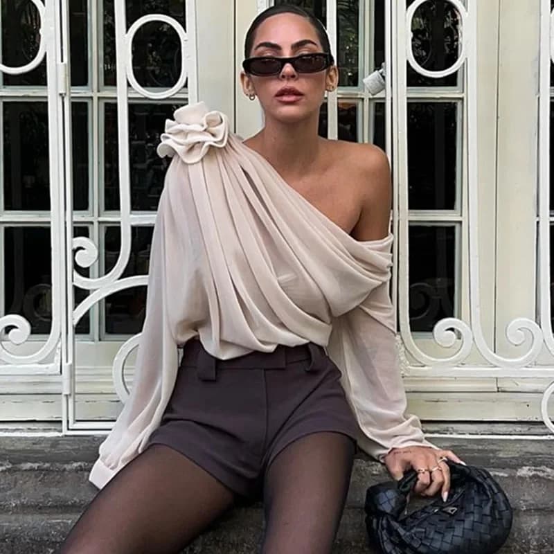 Top in Chiffon a rete con applicazioni floreali con colletto obliquo per le donne top corto elegante Fashion Club See Through Pullover nuovo