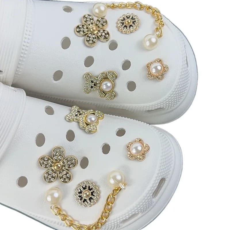 10 pezzi di ciondoli per scarpe alla moda set di accessori foro fibbia per scarpe orso di lusso catena di perle decorazioni per scarpe fai da te per borsa Bogg