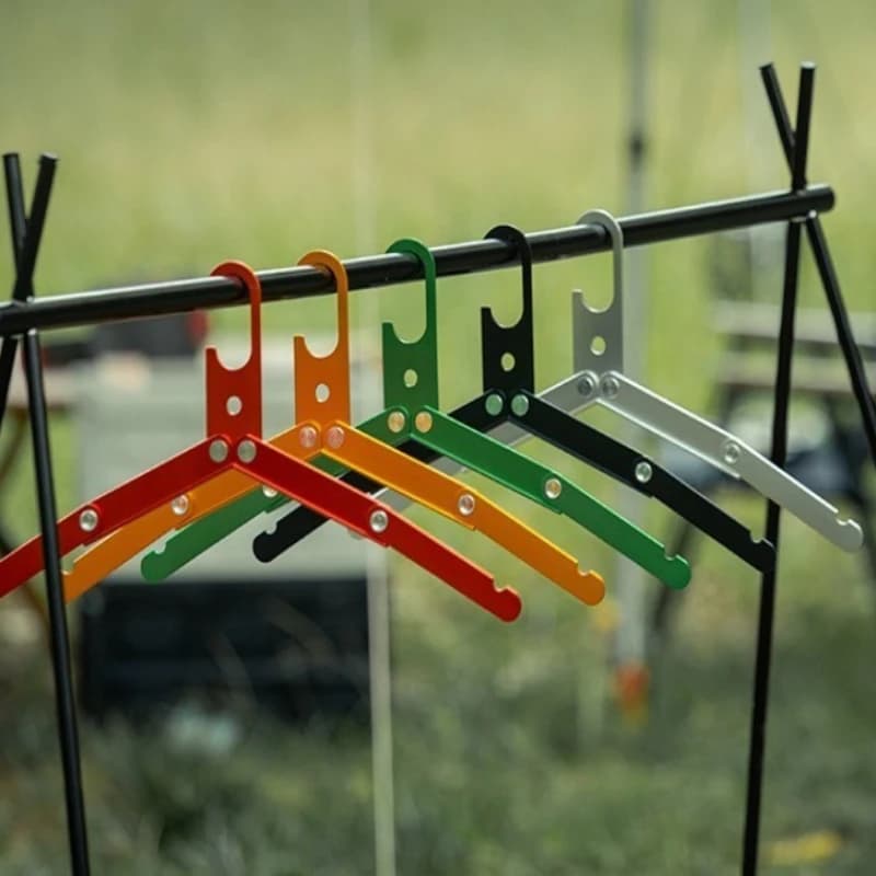 Appendiabiti pieghevole multifunzione in lega di alluminio per viaggi all'aperto, colore casuale, portatile, in metallo, antiscivolo, per asciugare i vestiti.