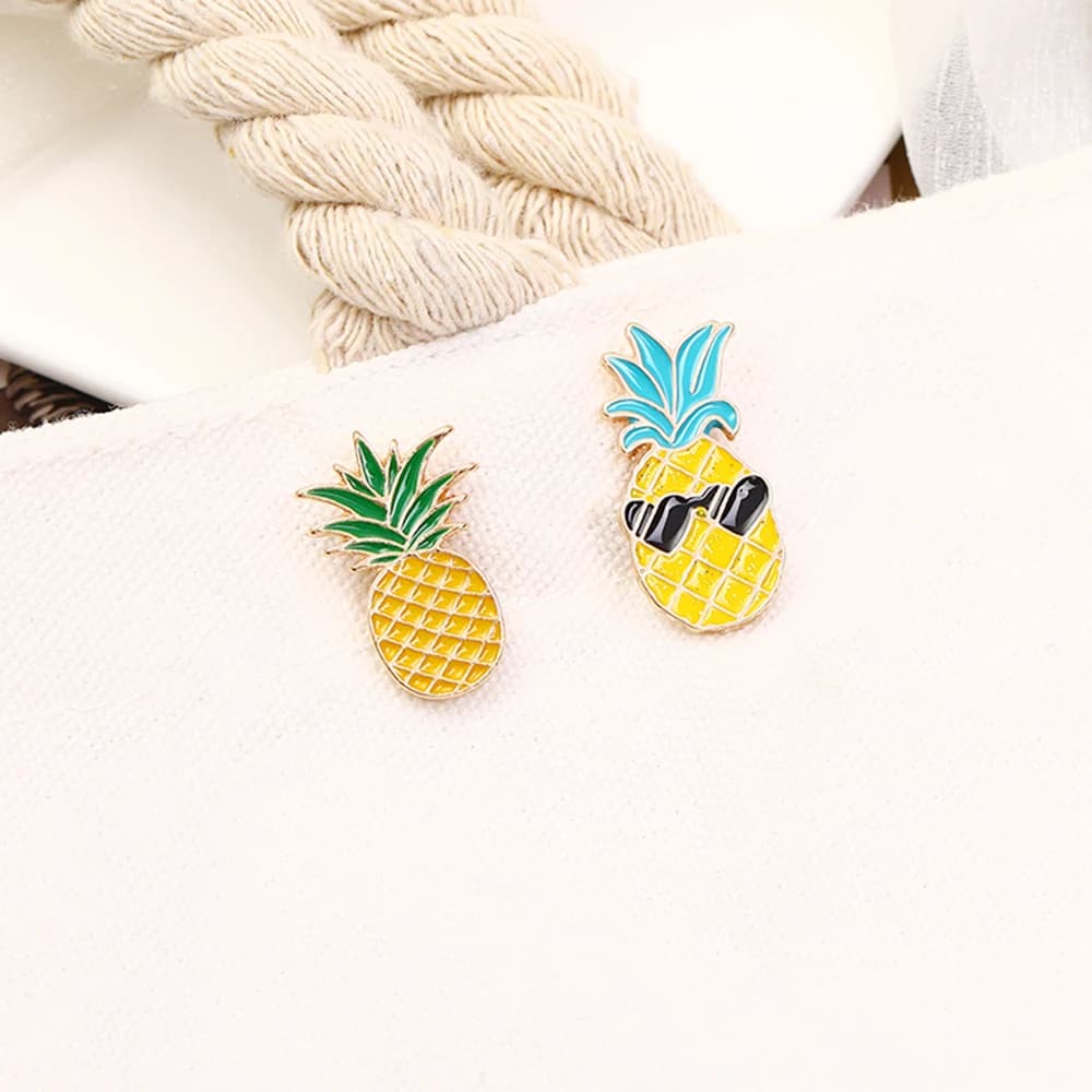 Spille in lega a forma di frutta, ananas giallo smaltato con occhiali da sole a forma di cuore, distintivi a forma di calamaro audaci e vistosi per zaini per bambini