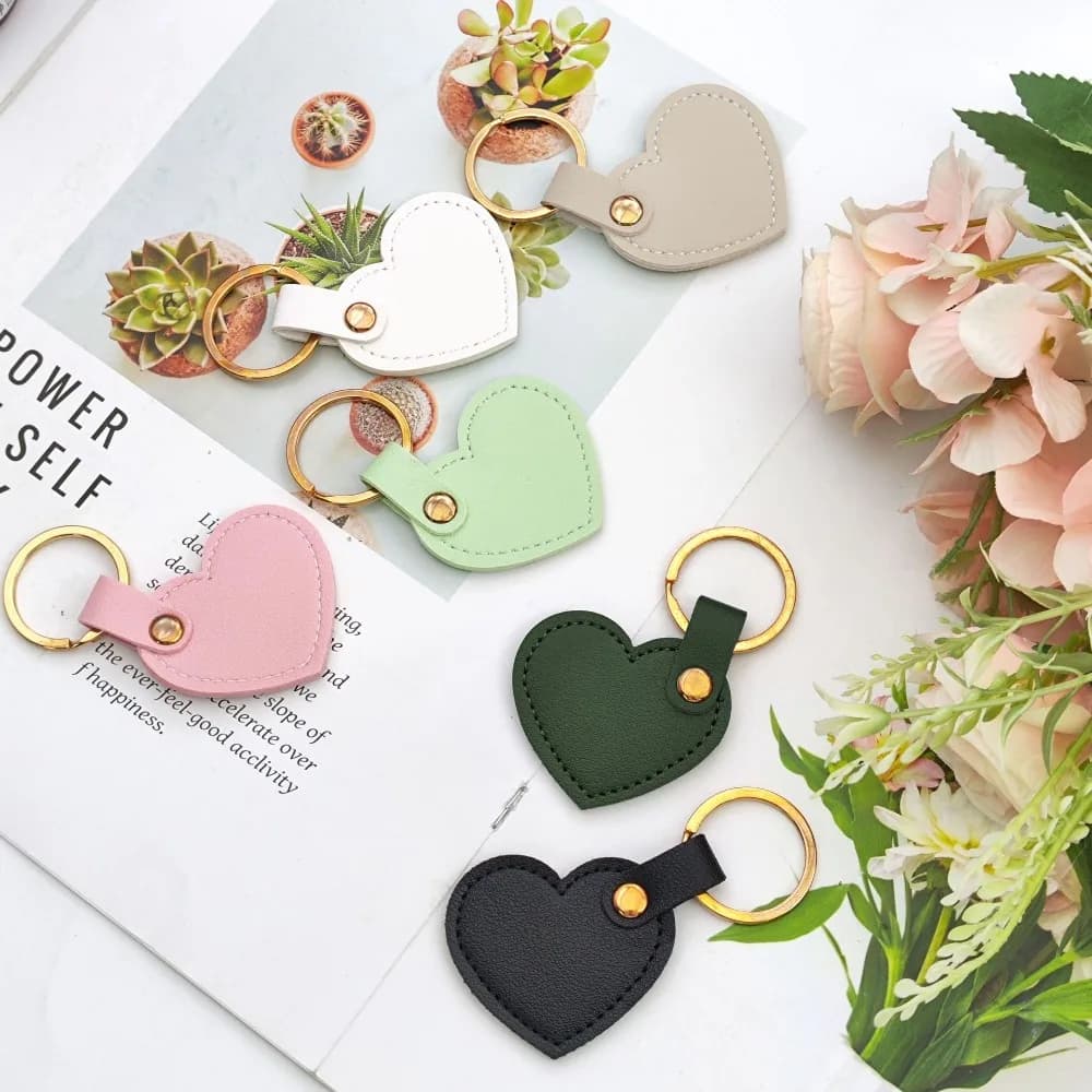 Portachiavi Creativo e Trendy in Pelle PU a Forma di Cuore, Accessorio Colorato per Borsa, Regalo di San Valentino per Donne