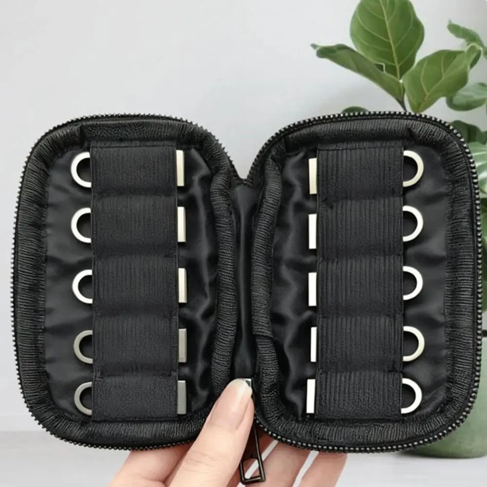 ‌ 10 Slot Elastici ‌ Organizzatore per chiavette USB, custodia antipolvere nera per chiavette USB, custodia compatta salvaspazio per chiavette USB