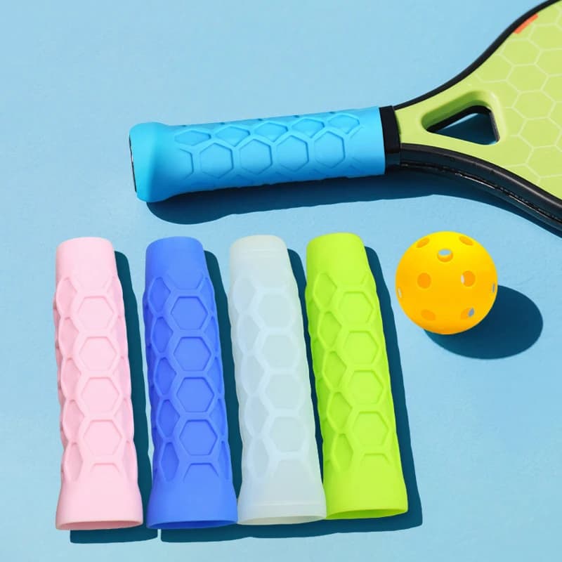 Reusable sleeve for silicone racket for tennis racks, shock absorbent sleeve and non-slip silicone handle.
