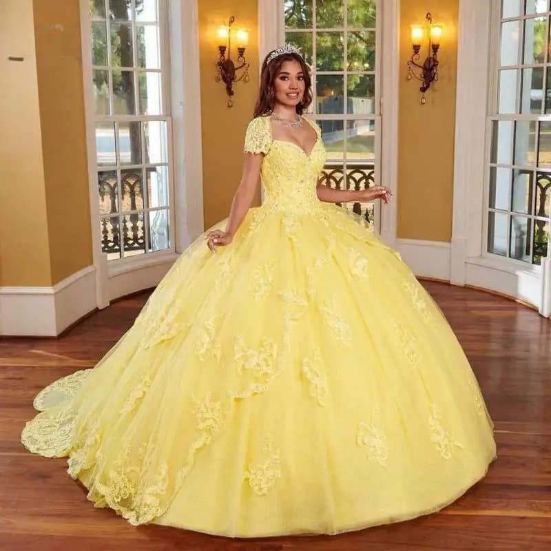 Abiti Quinceanera in tulle glamour giallo chiaro personalizzati con applicazioni in pizzo maniche ad aletta cattedrale strascico corsetto abito da ballo principessa