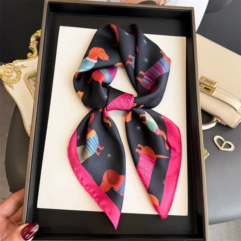Foulard Quadrato da Donna Elegante in Seta con Stampa Bassotto, Sciarpa Bandana, Hijab, Fascia per Capelli, 70 cm