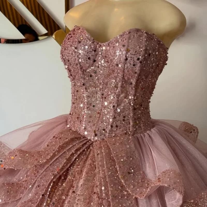 Abiti Quinceanera rosa lucido con spalle scoperte Glitter Decal Pizzo Stratificazione di cristallo Coda lunga Vestido De 15 Quinceanera Personalizza