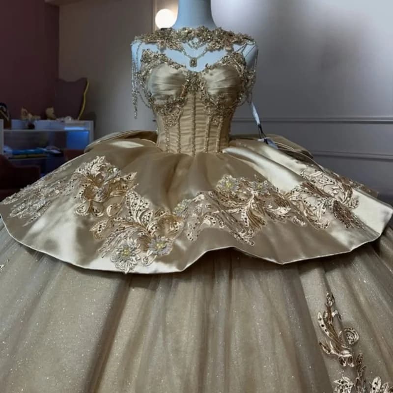 Abito Quinceanera dorato lucido con spalle scoperte Pizzo 3D fiore glitter decalcomania Coda lunga abiti da 15 Quinceanera Personalizza