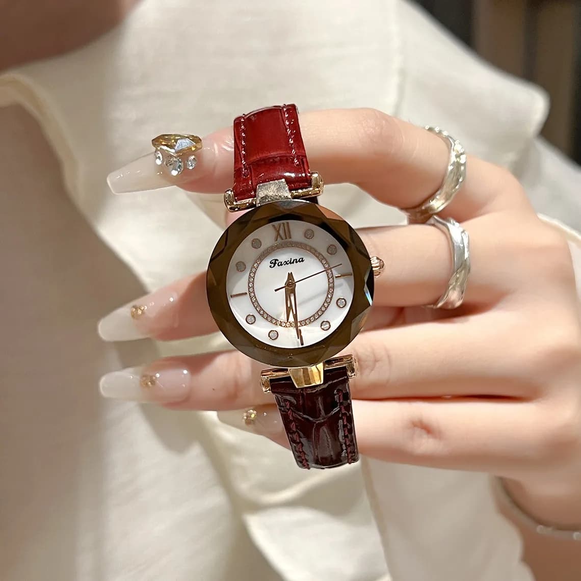 New Product Launch Choice Round Water Diamond Waterproof Leather Red Green Black Quartz Watch for Women Birthday Present