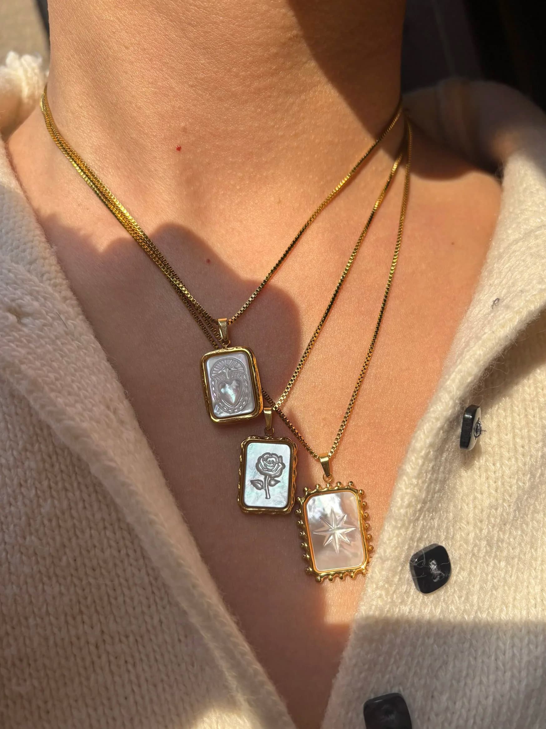 GHIDBKFashionable Collana con ciondolo a cornice con immagine di rosa e amore in conchiglia naturale intagliata, gioielli talismano creativi in acciaio inossidabile da donna