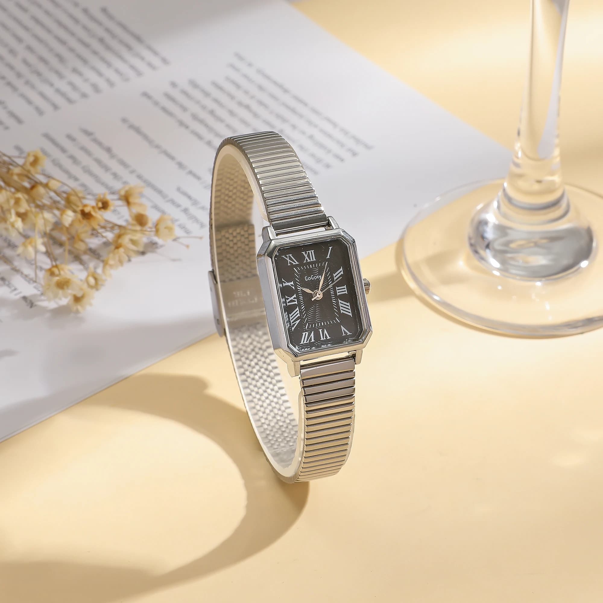 Elegante Orologio da Donna Quadrato Argento, Quadrante Nero con Numeri Romani, Bracciale Magnetico in Acciaio Inossidabile, Orologio da Polso al Quarzo Vintage