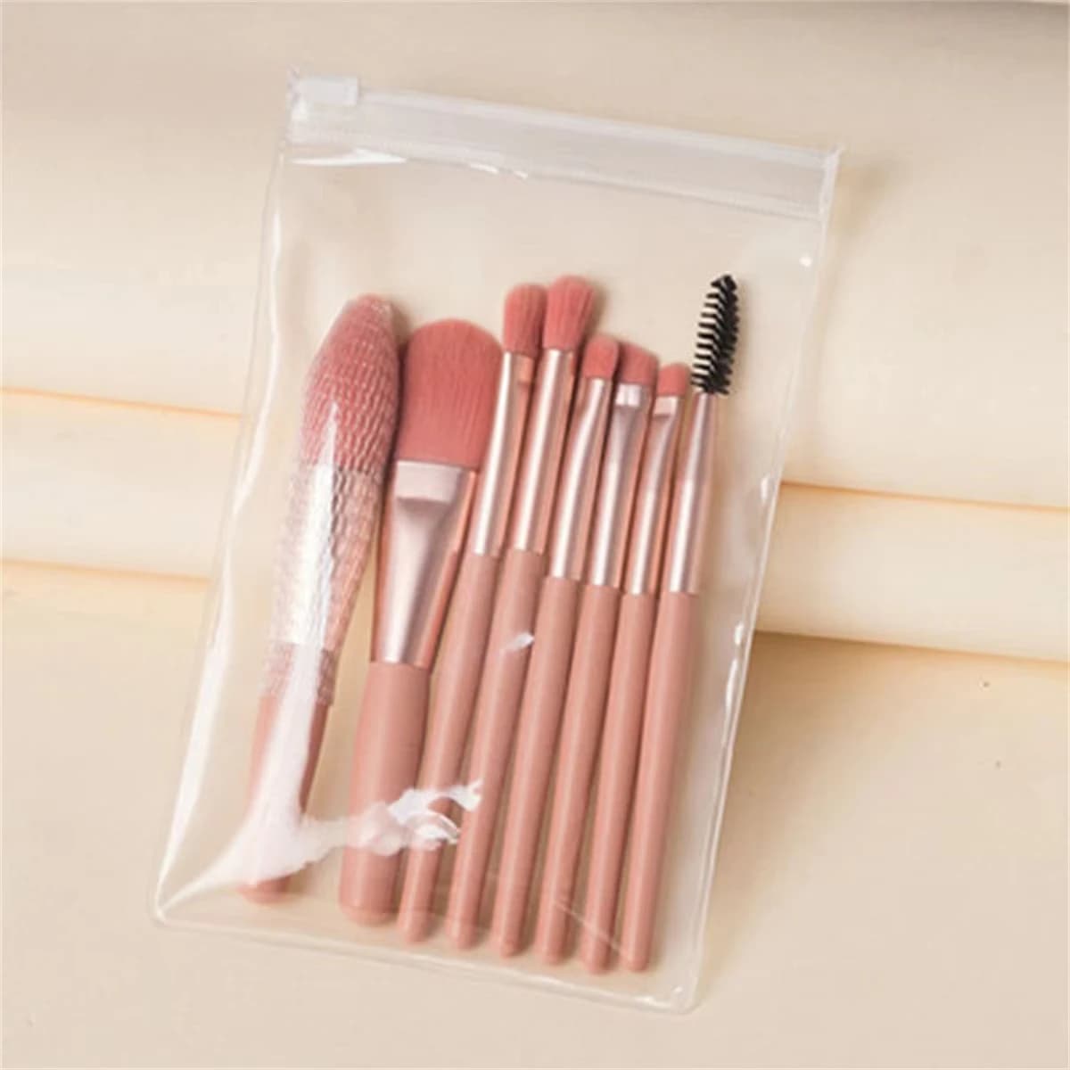 Set di 8 mini pennelli da trucco morbidi e soffici, perfetti per principianti, utilizzabili per fondotinta, fard e ombretto per creare un look impeccabile.