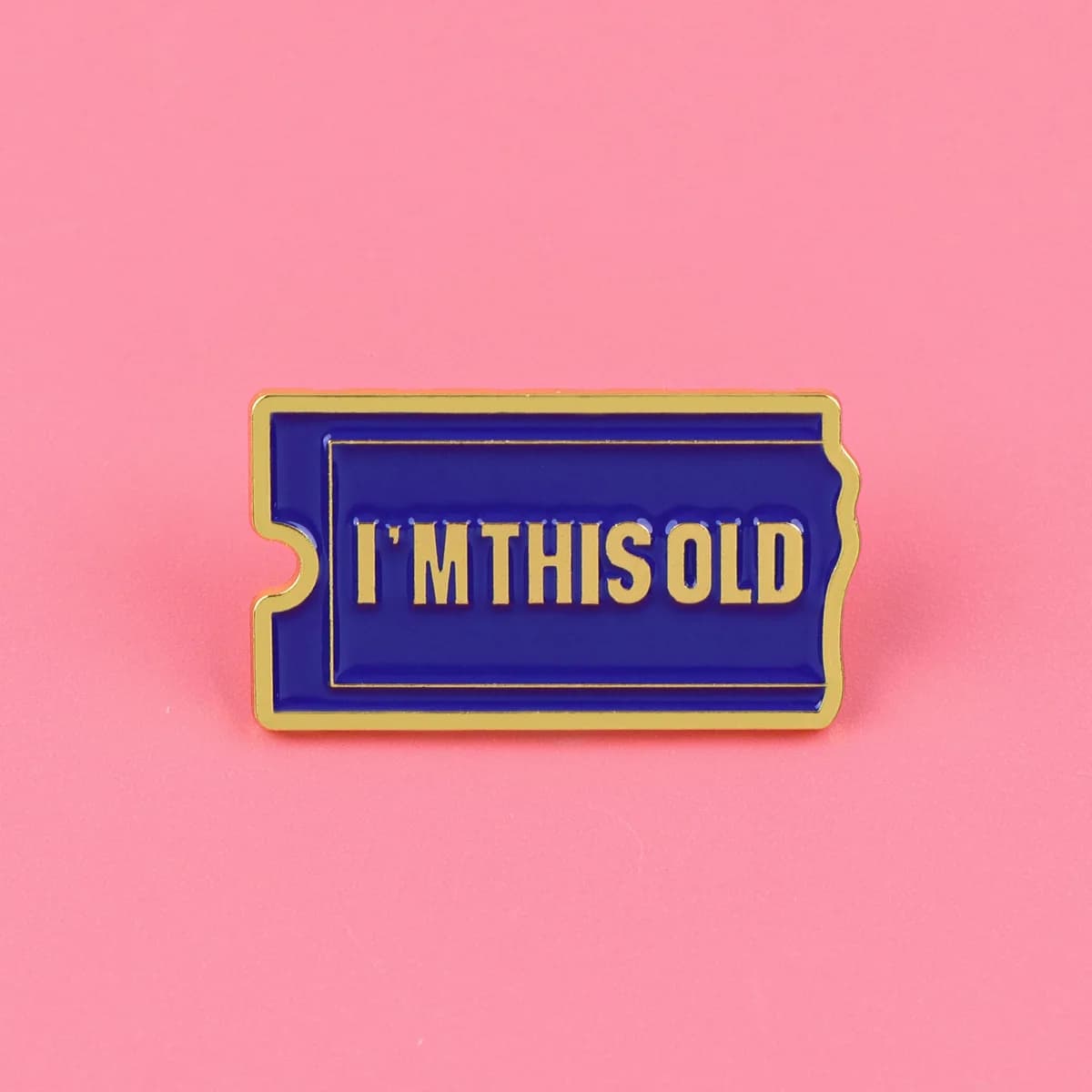Spilla in metallo smaltato con citazione 'I'M THIS OLD' per zaino e abbigliamento, gioiello punk gotico, regalo per fan, amici, accessori