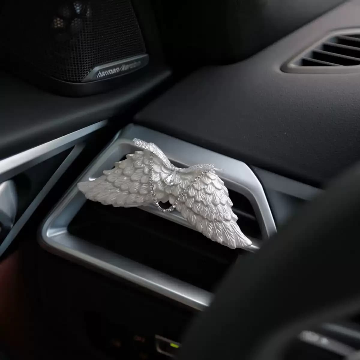 Clip per presa d'aria auto a forma di ala d'angelo, diffusore di fragranze decorativo con fiocco in strass di cristallo, elegante accessorio per interni auto