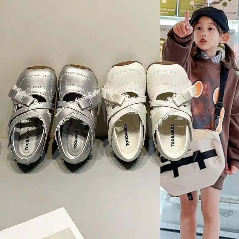 Versione coreana delle nuove sneakers basse da ragazza con lacci, scarpe leggere primaverili ed estive in stile principessa con chiusura a velcro.
