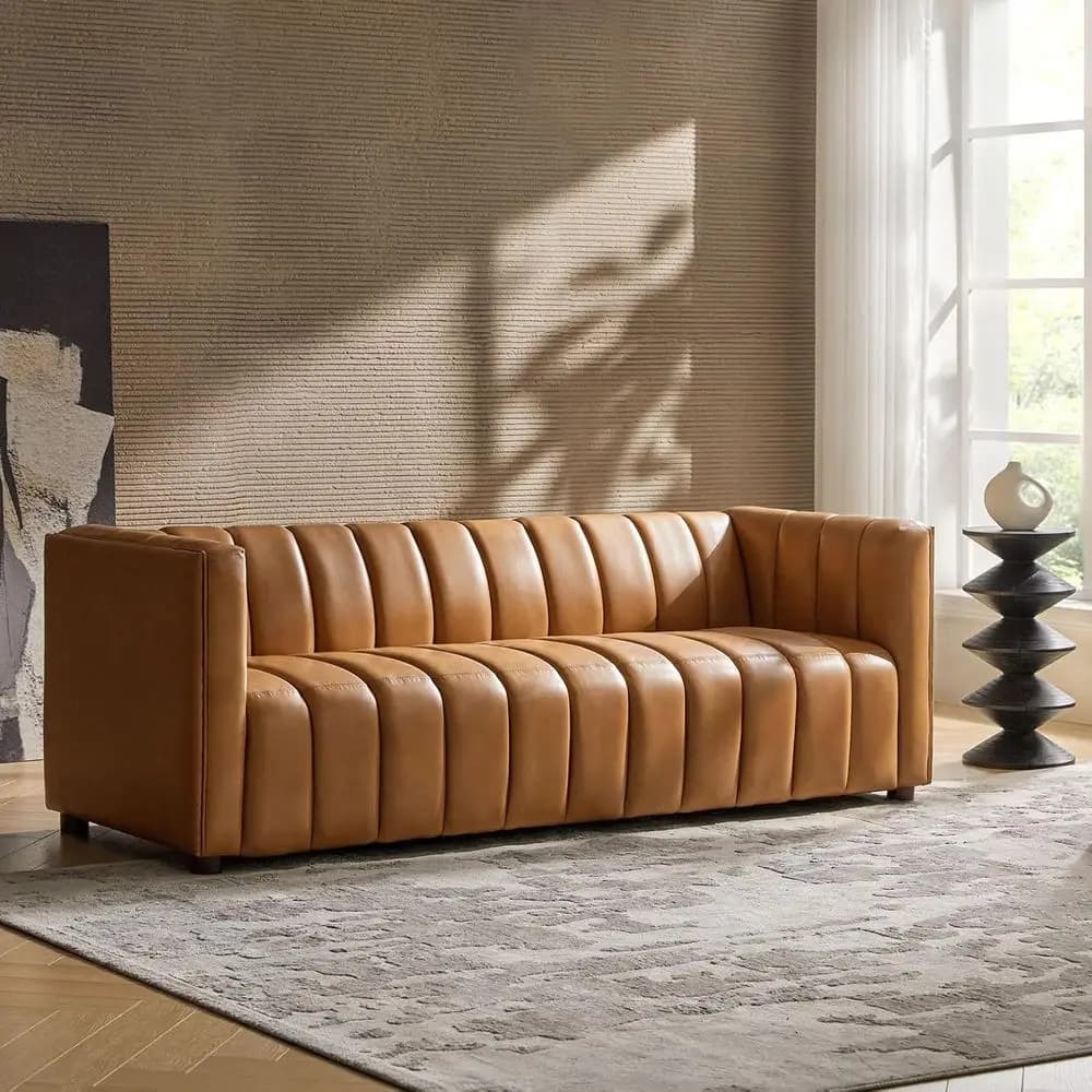 Divano a 3 Posti in Vera Pelle Color Cammello con Design Trapuntato a Canali per Soggiorno o Camera da Letto, Oversize con Gambe in Legno