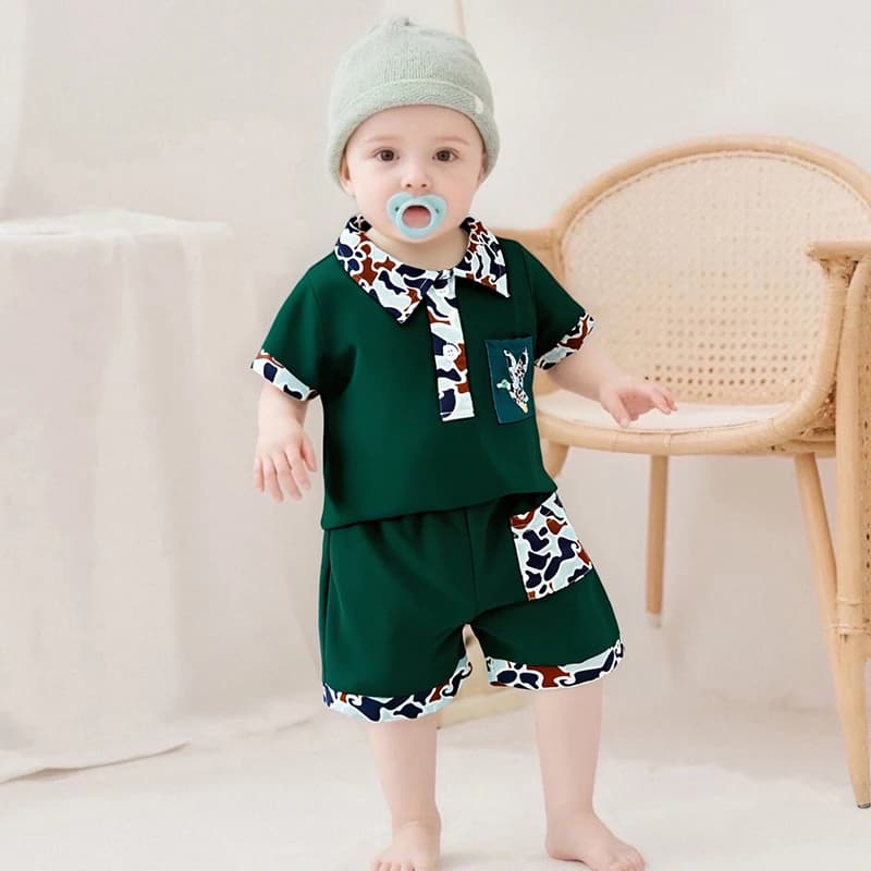 Completi estivi per ragazzi T-shirt a maniche corte con stampa mimetica Pantaloncini in vita elastica Set di vestiti da 2 pezzi con motivo a dinosauro