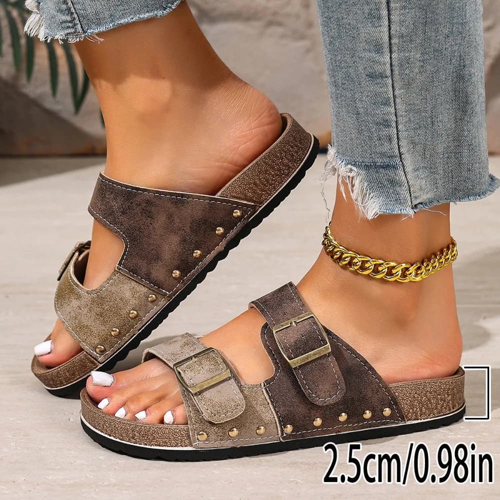 Sandali da donna casual con fondo spesso e fibbia, stile vintage con rivetti e patchwork in pelle scamosciata, per l'estate 2026, ideali per la spiaggia e la guida