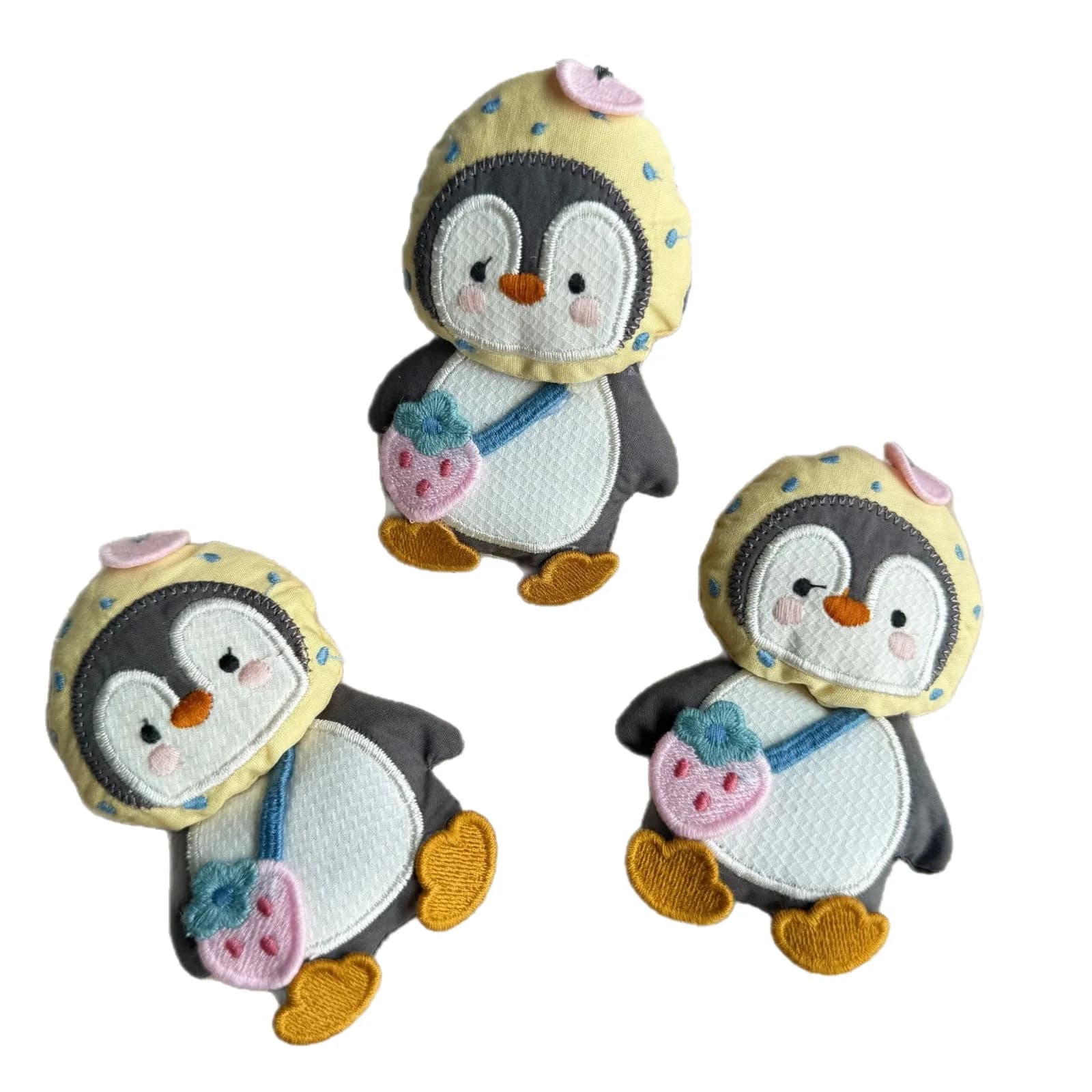 Ciondolo Peluche Artigianale a Forma di Pinguino Fragola 3D, Giocattolo in Tessuto a Cartone Animato per Decorazione Fai-da-te di Cappelli, Sciarpe e Borse, Morbido e Adorabile