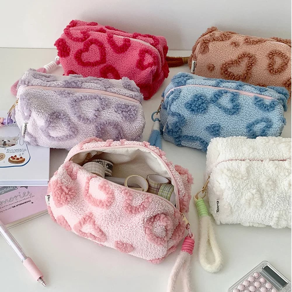 Borsa portaoggetti in peluche a forma di cuore Astuccio per matite di grande capacità Borsa per cancelleria portatile per studenti Borse per organizer per trucco per ragazze Pochette carina