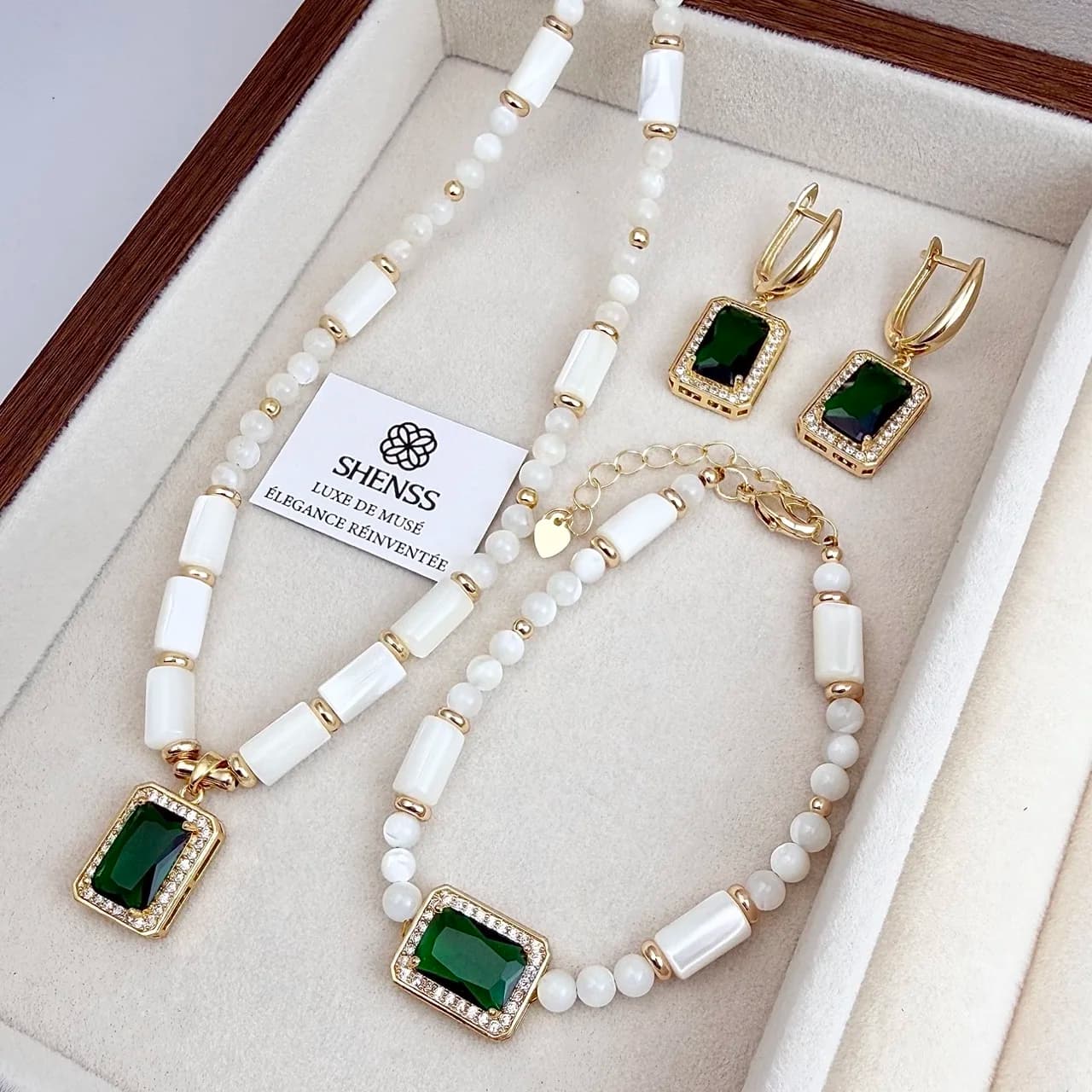 Set di Gioielli in Conchiglia Naturale Bianca e Smeraldo, Collana, Bracciale e Orecchini, Stile Minimalista di Lusso, Retrò ed Elegante, Versatile