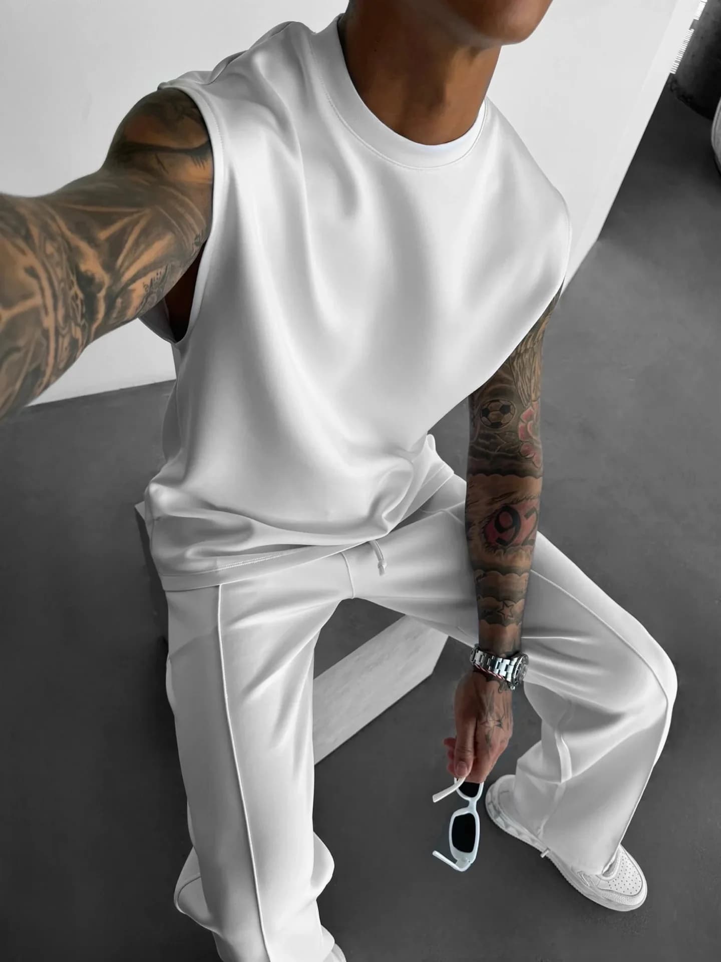 Tuta da fitness da uomo nuova estiva traspirante senza maniche T-shirt Pantaloni sportivi larghi Tuta da allenamento europea e americana Set da due pezzi