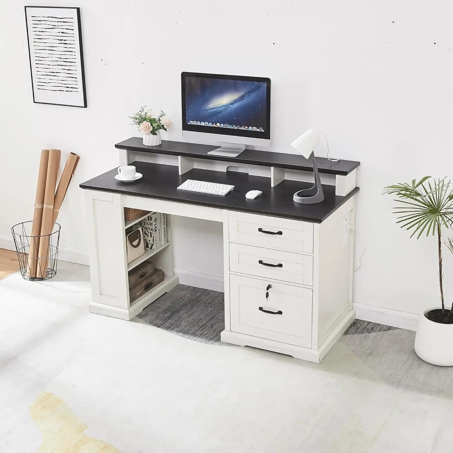 Scrivania Direzionale Rustica da 55 Pollici con Libreria, Supporto Monitor, 2 Cassetti, Armadietto con Serratura, Presa di Corrente Integrata, Personalizzabile per Ufficio Domestico