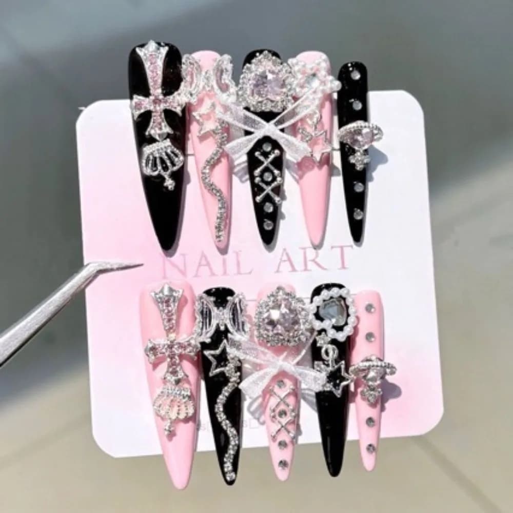 10 Pezzi Unghie Finte Y2K Spice Girls Subculture Fatte a Mano con Cristalli Gotici, Croce, Fiocco e Diamanti, Riutilizzabili