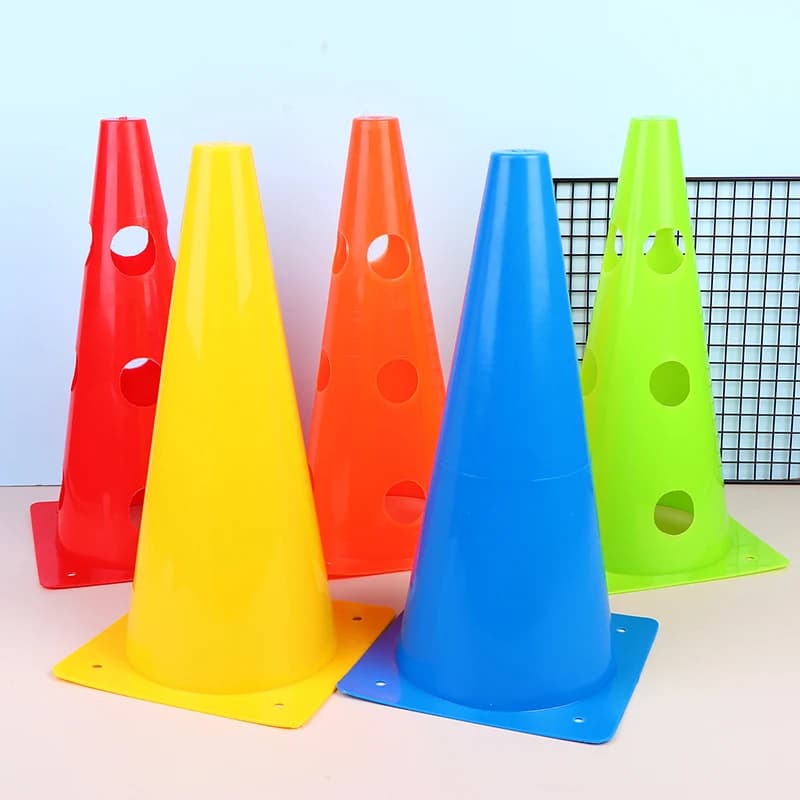 【Set di 5 Coni da Allenamento Piatto da 32CM, Coni Stradali Perforati, Ostacoli per Allenamento di Calcio e Basket】