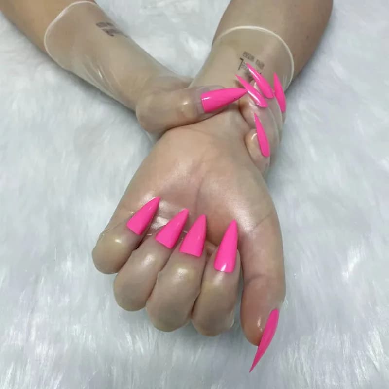 Un paio di guanti lunghi medi in lattice ultra sottile trasparente e lucido da uomo a donna per crossdresser con unghie, per cosplay.