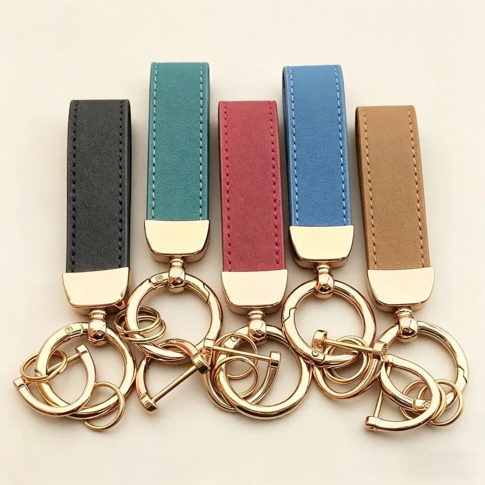 Portachiavi in Pelle con Logo Auto Inciso al Laser, Minimalista, Personalizzabile con Nome, Accessorio Vintage
