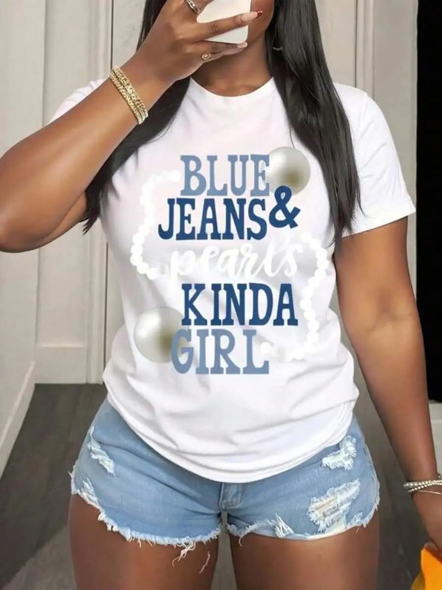 T-shirt bianca da donna con design grafico blu jeans e perle