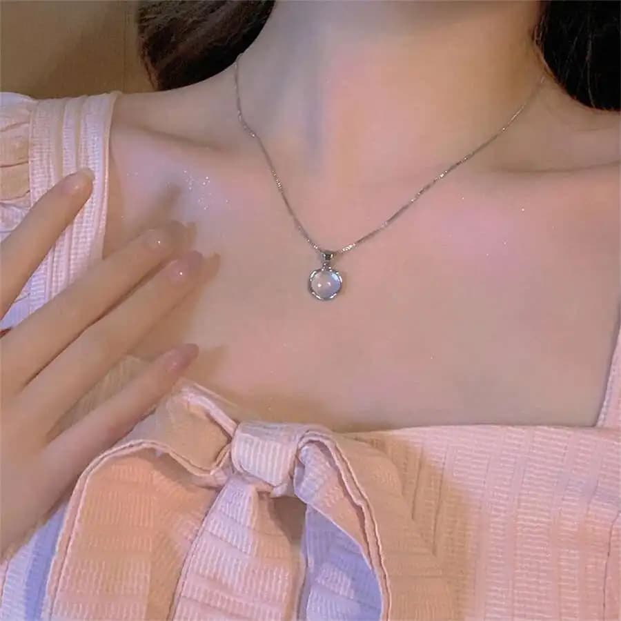 Collana minimalista con ciondolo ovale e catena a clavicola per donna, moda per l'uso quotidiano