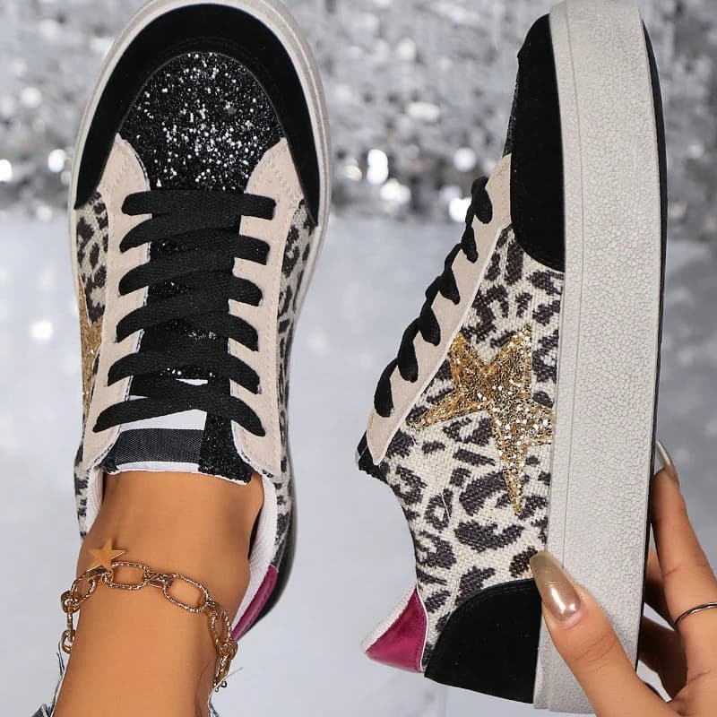 Scarpe da ginnastica casual da donna con punta tonda e stampa leopardata con paillettes Decorazioni per stelle Scarpe bianche da donna alla moda con fondo spesso nero