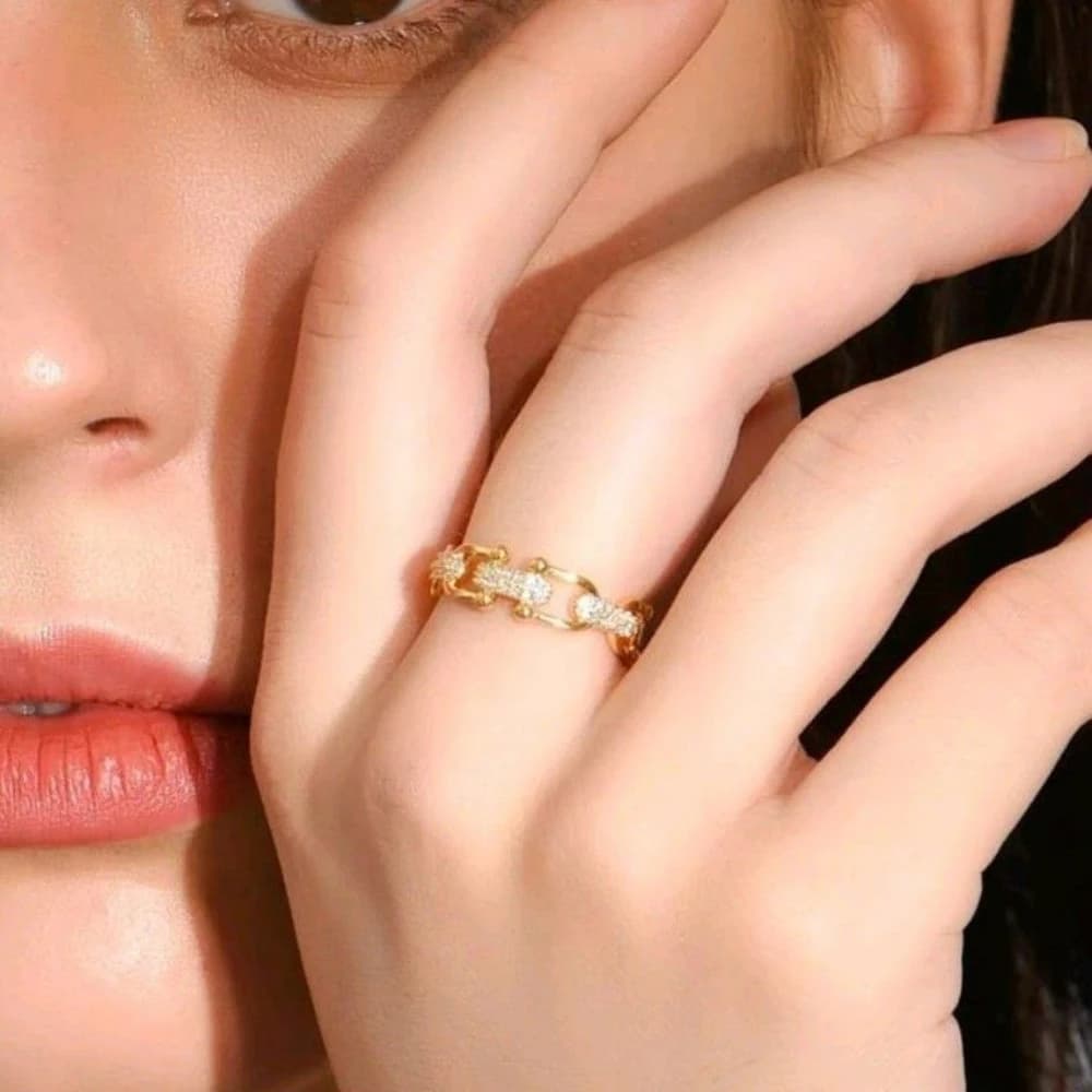 Anello da donna alla moda regolabile con fibbia a ferro di cavallo con catena di bloccaggio in zirconi cubici in rame oro 18 carati