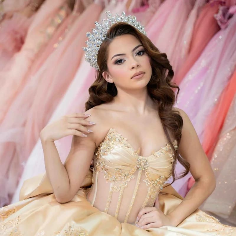 Abiti Quinceanera champagne personalizzati con spalle scoperte decalcomania fiore glitter Tull Coda lunga Fiocco Vestido 15 Quinceanera