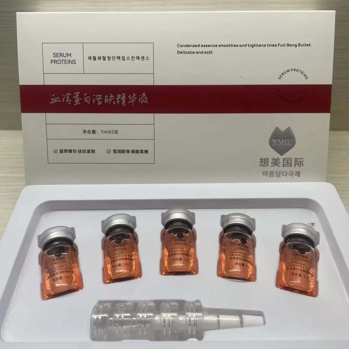 La combinazione di collagene nel sangue del cordone ombelicale idrata in profondità, idrata, sbiadisce le linee sottili e rende la pelle più giovane