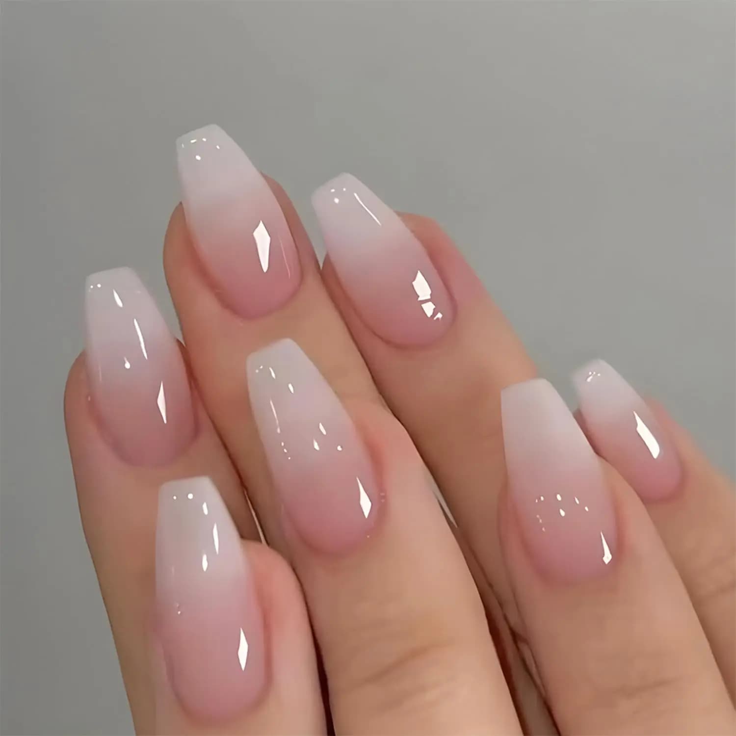 Un set di 24 adesivi per unghie rosa sfumati lucidi a forma di bara, adatti per nail art artificiale